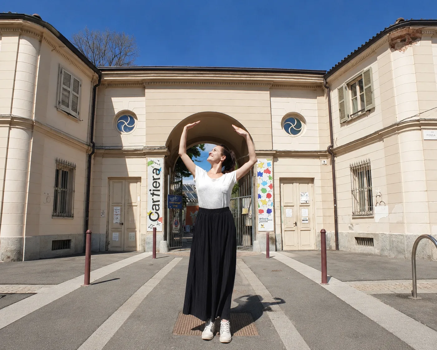 Eleonora danza davanti all'ingresso della Cartiera, Torino
